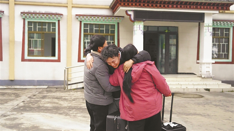 “95后”驻村干部何军杰：“有群众的地方就是家”