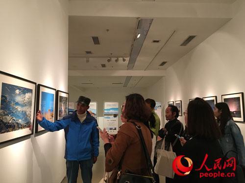 与会嘉宾参观影展