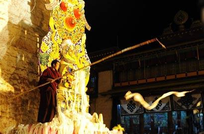 强巴林寺酥油花是国家级非物质文化遗产