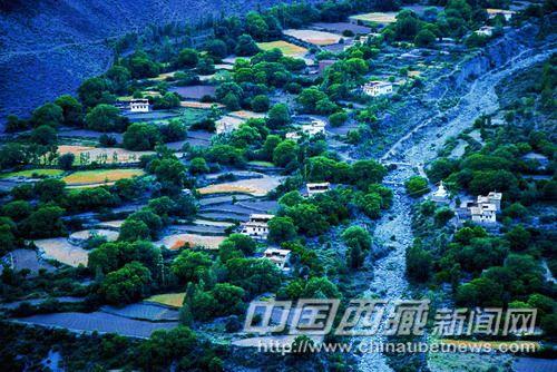 昌都地区耕地分散零碎，只适合个体家庭经营，所以没有形成卫藏常见的庄园经济。。