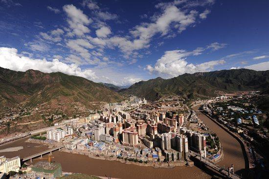 藏东明珠——昌都市鸟瞰图。（昌都市委宣传部提供）