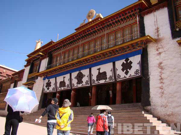 强巴林寺主殿
