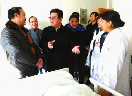 张延清看望慰问元旦期间坚守在岗位上的工作人员。旺久 摄