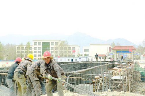 仙足岛生态路大桥施工现场。