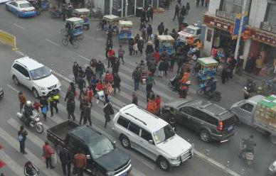 北京东路冲赛康段人挤人。曹磊 摄
