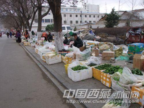 1月20日下午，记者在娘热路水果蔬菜批发市场对面拍摄到的情景。