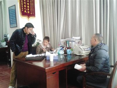 农民工拿不到工钱，到双清欠办上访。