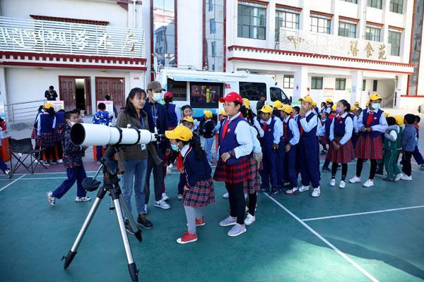 西藏孩子排队体验科学实验场景.jpg