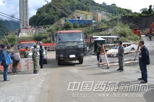 波密县公安局通麦二级公安检查站确保军车顺利通过