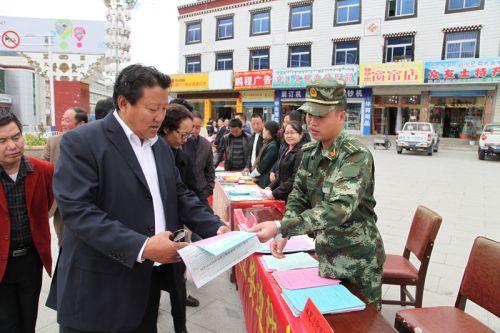 图为林芝地区旺堆专员亲临宣传点检查指导工作