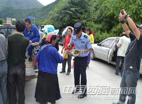 民警为司乘人员提供周到服务