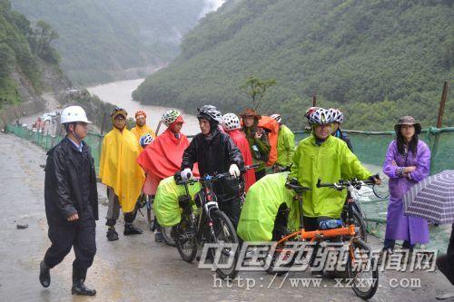 通麦二级公安检查站站长黄炳勇（左一）在辖区重点路段检查