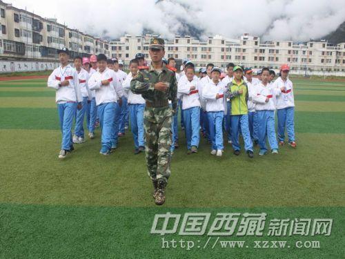 图为官兵教参训学生正步