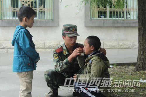 图为官兵照顾军训生病学生