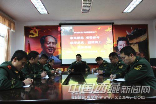 图为官兵在看完《焦裕禄》后召开讨论会