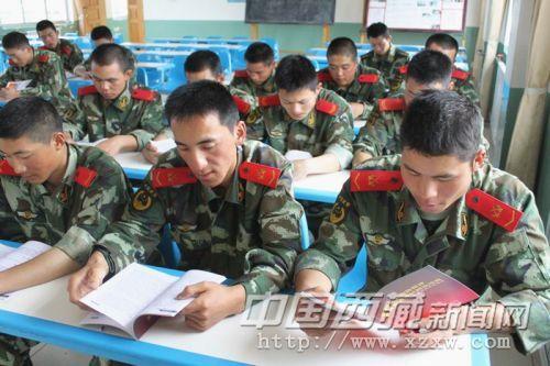 图为支队官兵集中观看红色书籍