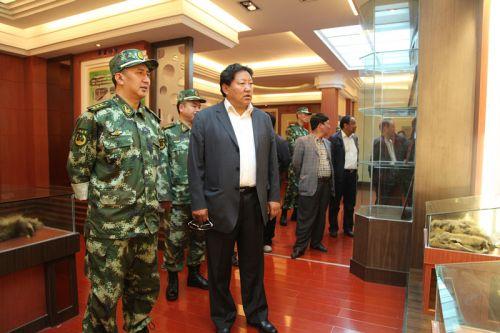 图为旺堆专员参观林芝支队荣誉室