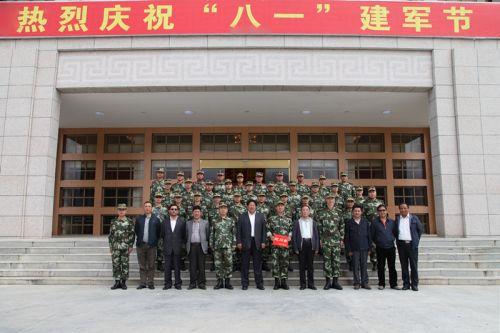 图为专员与林芝公安边防支队官兵合影