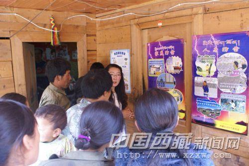 气象工作人员给农牧民宣讲虫草采挖期间防雷知识