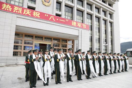 图为支队官兵欢迎领导到来.jpg