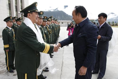 图为达娃欧珠副书记与支队官兵亲切握手.jpg
