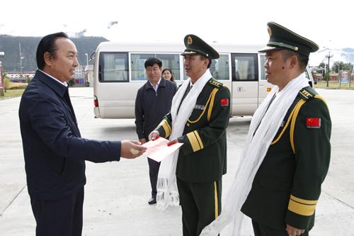 图为达娃欧珠副书记向边防官兵赠送慰问金.jpg