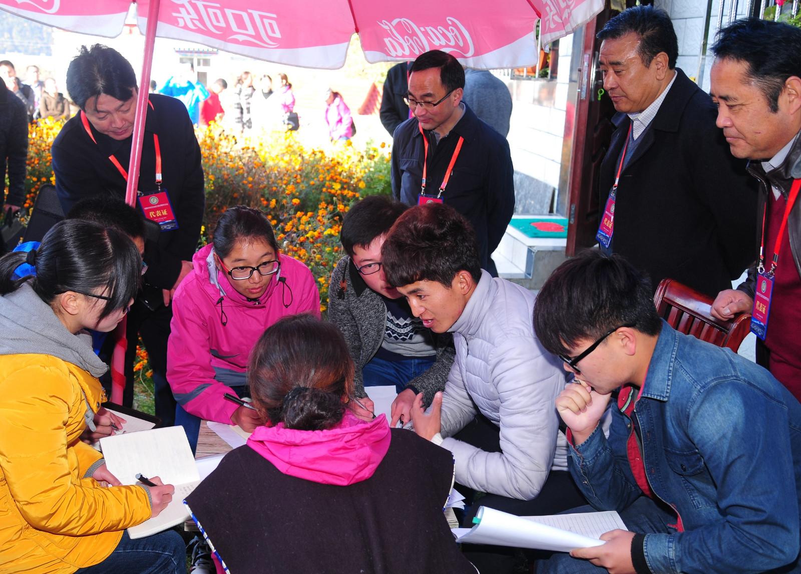 西藏大学农牧学院水利土木工程学院学生在公众村进行社会调查研究。6.JPG
