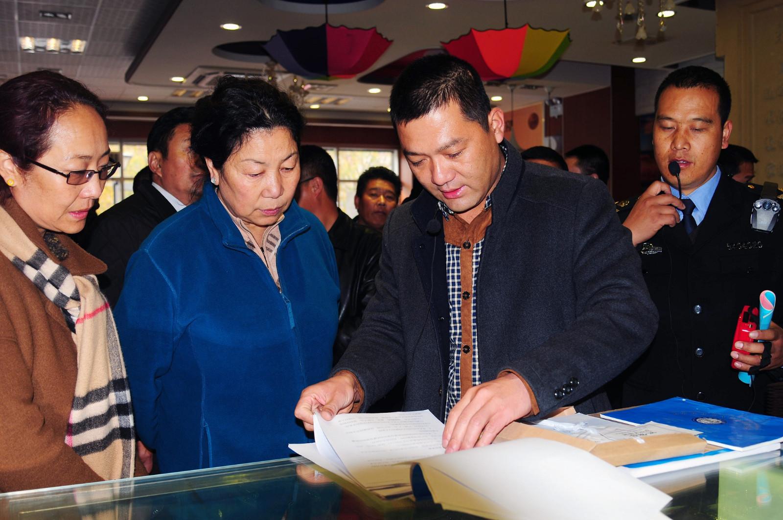 03自治区政府副主席德吉一行在明厨亮灶餐厅检查食品安全情况。.JPG