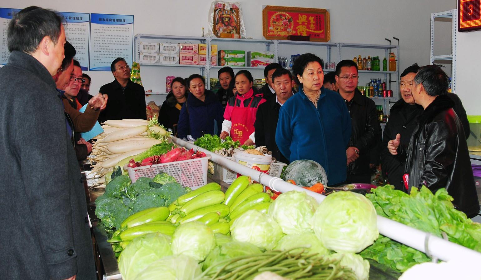 02自治区政府副主席德吉在林芝市菜篮子工程惠民直销店检查食品安全。.JPG