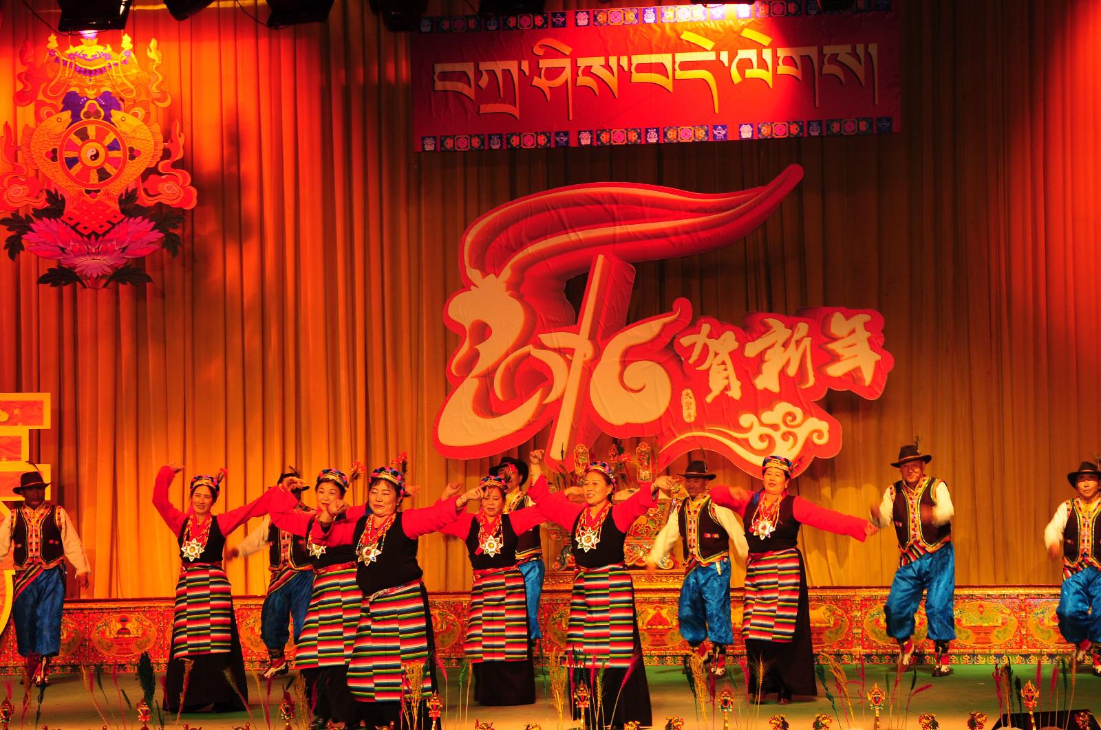 林芝市夕阳红艺术团表演的舞蹈《夏尔巴》.JPG
