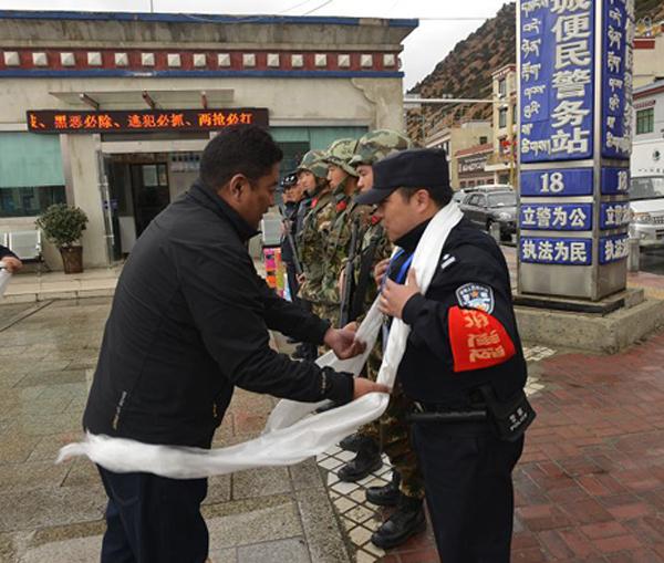 图为多布庆常委慰问维稳一线执勤民辅警现场.jpg