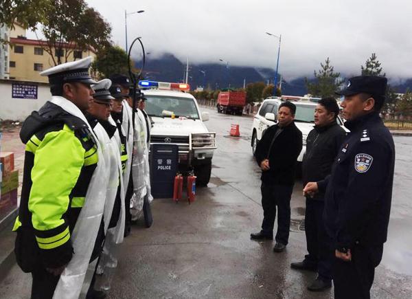 图为多布庆常委慰问维稳一线交通卡点民辅警.jpg