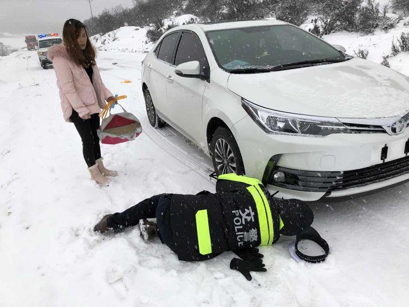 图为林芝市巴宜区公安局交巡警为过往车辆套防滑链1.jpg