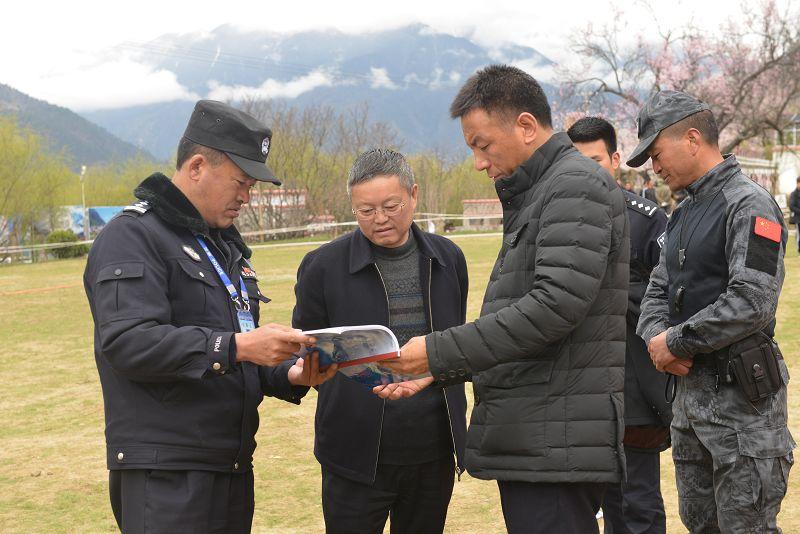 图为王纯丁常委前往“林芝第十九届桃花文化旅游节”现场指导活动安保工作.jpg