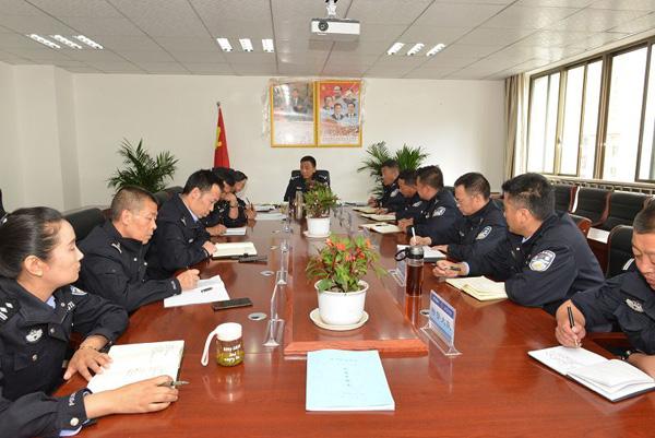 图为林芝市巴宜区委常委、政法委书记、公安局局长旺青同志主持召开会议1.jpg