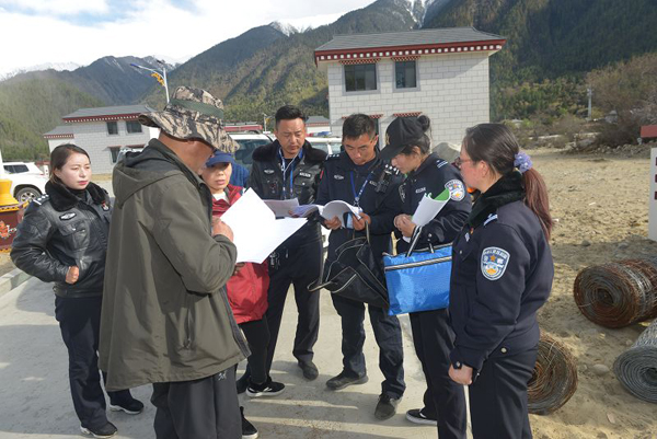 图为：林芝巴宜区公安局党委班子古都、唐琼华同志前往易地扶贫搬迁点开展相关工作.jpg