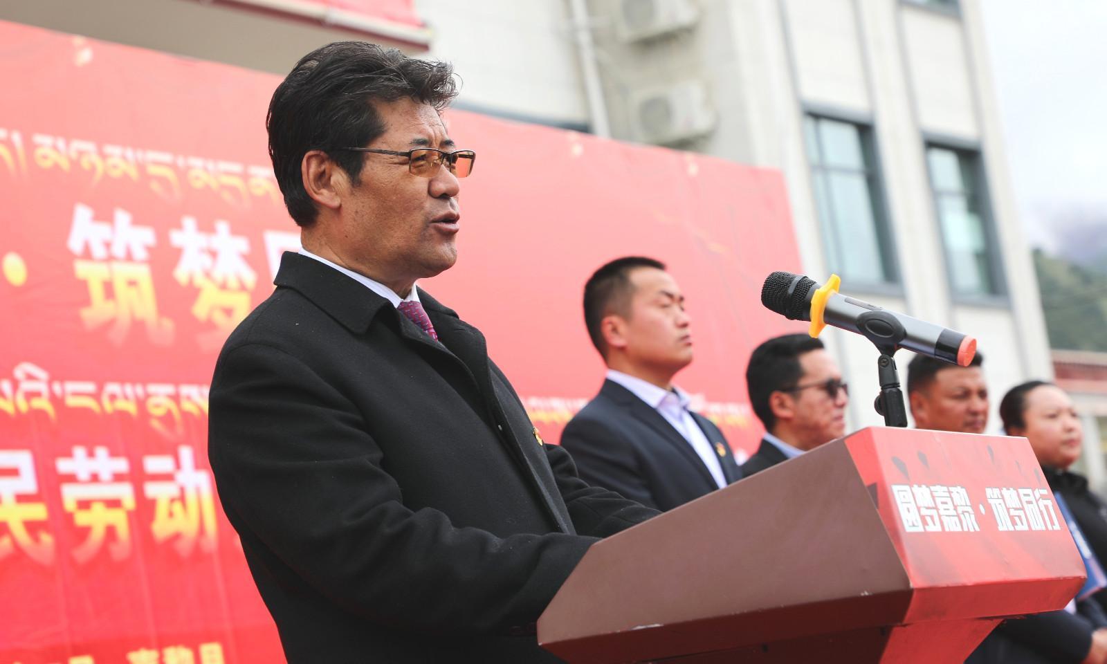 02 招聘会启动仪式上，嘉黎县委副书记、县长吾金才塔致辞。.jpg