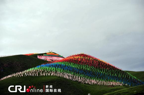 高原上的五彩经幡，远远看去仿佛天上的彩虹落在人间 特约摄影师：李沪