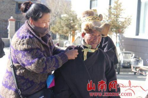 琼结县福利院为老人发放新年礼物庆祝元旦