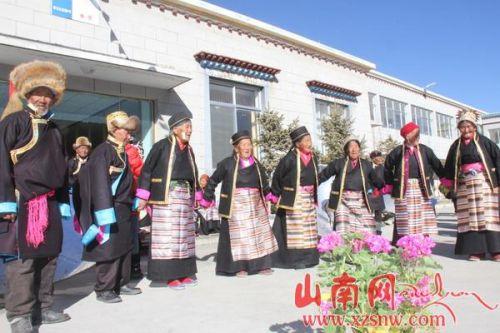 琼结县福利院为老人发放新年礼物庆祝元旦