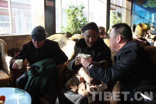 援藏干部与老人们话家常 摄影：马静