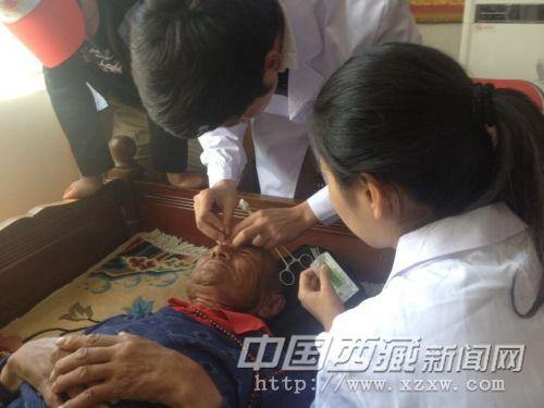 医生帮老人针灸