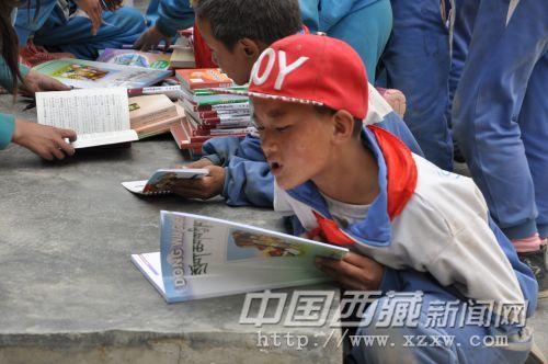 书中的故事真精彩。记者 郭翠雯 拍摄