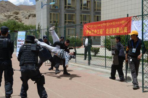 图片3-山南地区特警支队现场擒获“歹徒”