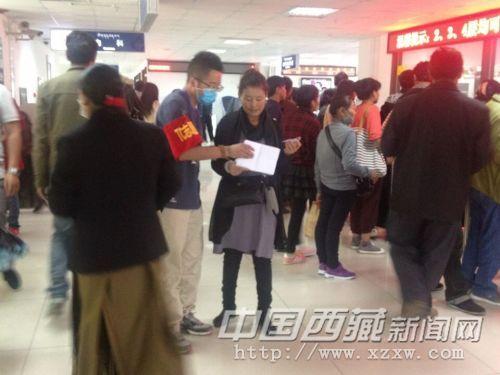 给病人指路的大二学生旦增晋美