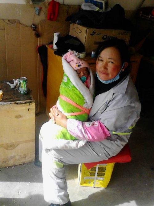 小格桑曲珍和“妈妈”德庆的幸福合照