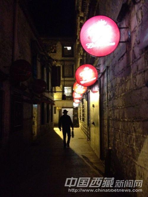 拉萨古城内的乡道  彭月圆 手机拍摄