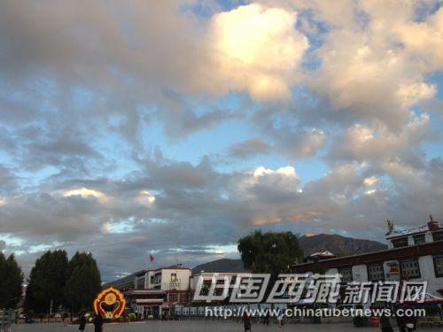 拉萨的云  彭月圆 摄