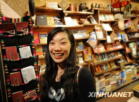 一名来自厦门的游客在古修哪书坊中（6月28日摄）。在拉萨老城区八廓街上鳞次栉比的商铺、酒吧和餐吧之中，有一间名叫“古修哪”（藏语意为：请进来坐）的书坊格外引人注目，书坊内出售有涉及西藏文化、旅游等内容的文字图书上千种，已成为不少国内外进藏游客的必去之地。新华社记者 觉果 摄