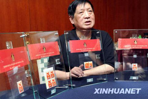 11月1日，“全国山河一片红”邮票设计师万维生在媒体见面会上介绍邮票。